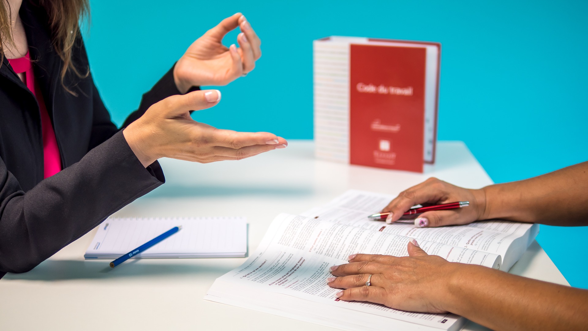 Image illustrant le droit, avec un manuel de droit